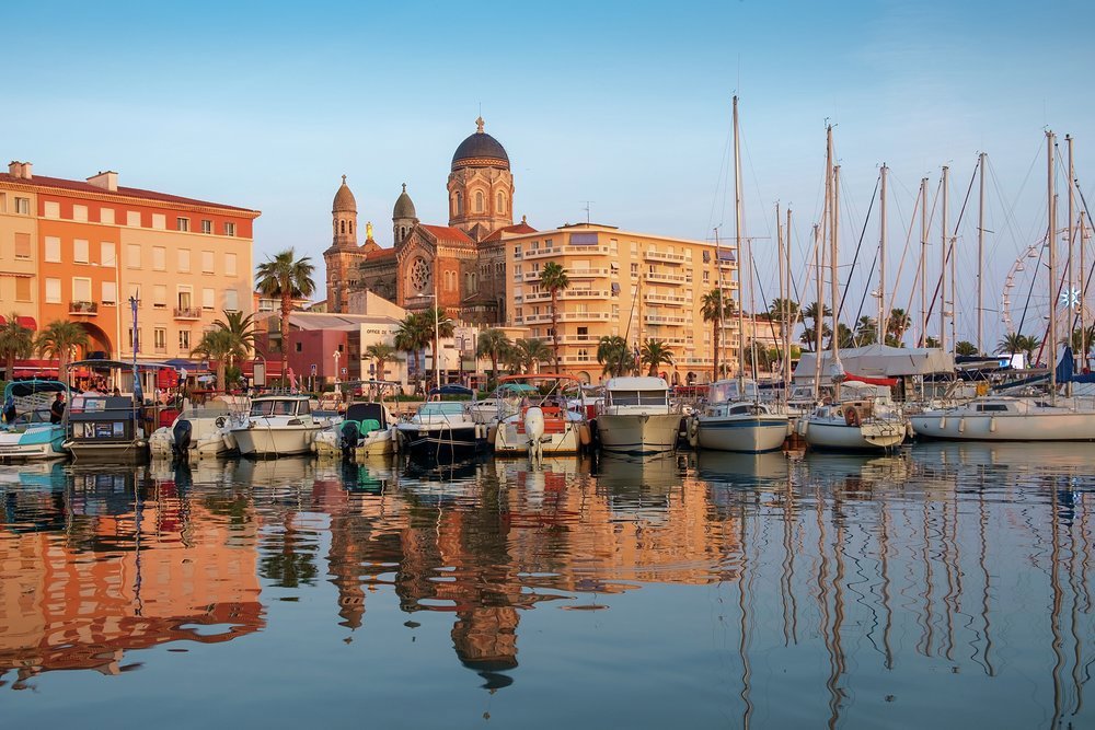 Saint-Raphael, at the heart of the eponymous commune, blends history, glamour and the magnificent landscape of the Massif de l'Esterel