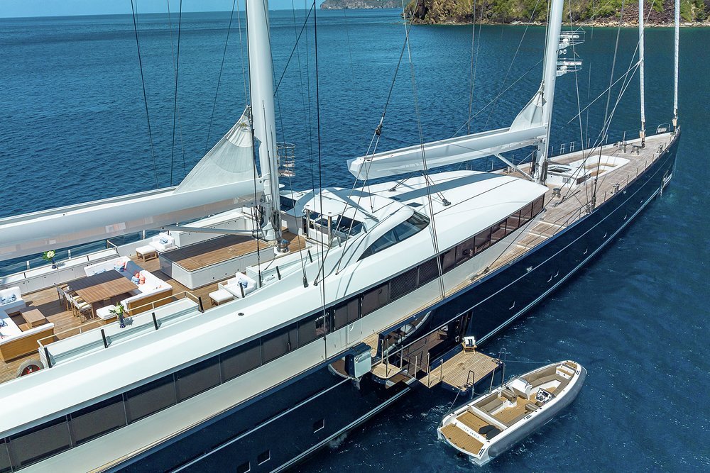 You can come and go whatever the conditions with the midships boarding platform