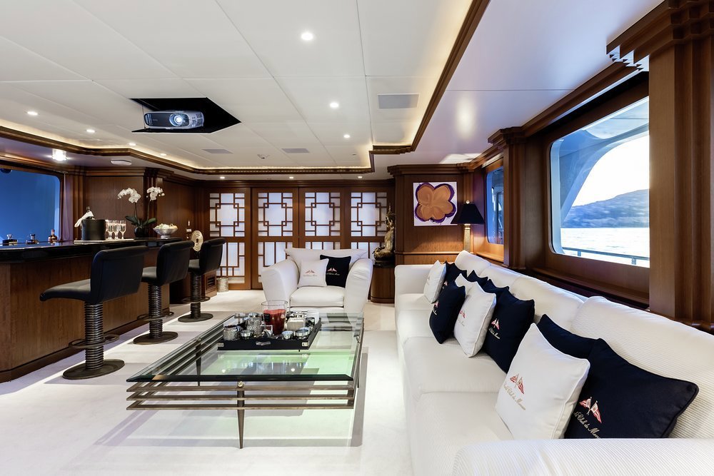Sit-up bar and movie projector in the sky lounge