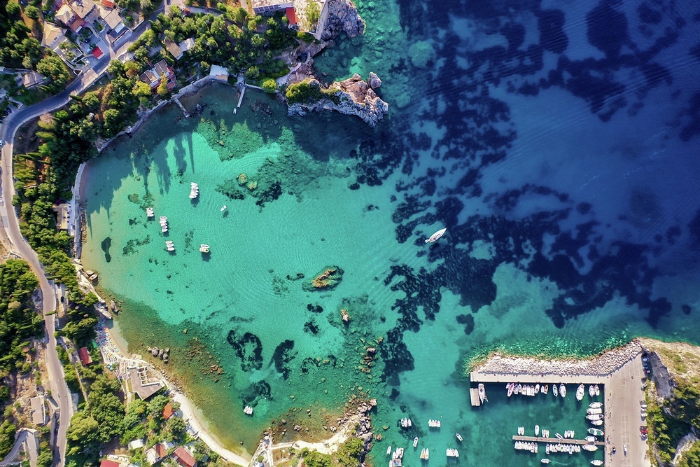 Limpid waters allow you amazing visibility on your dive