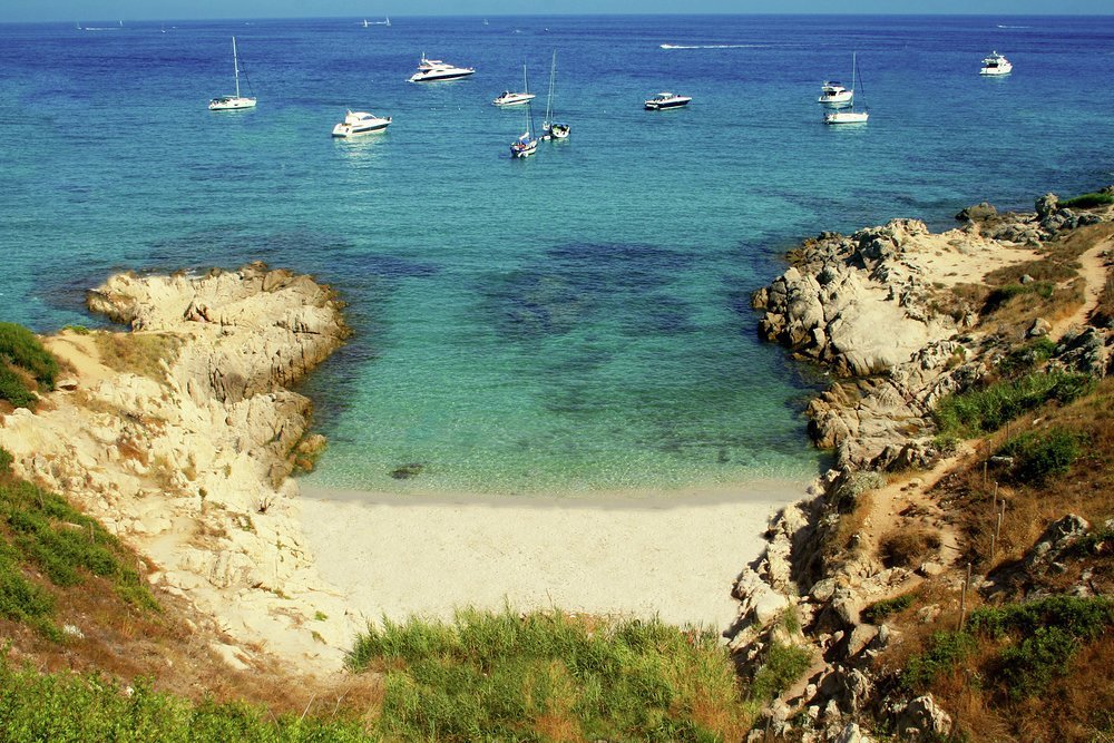 Crique de la Douane typifies the rocky bays on this stretch of the coast